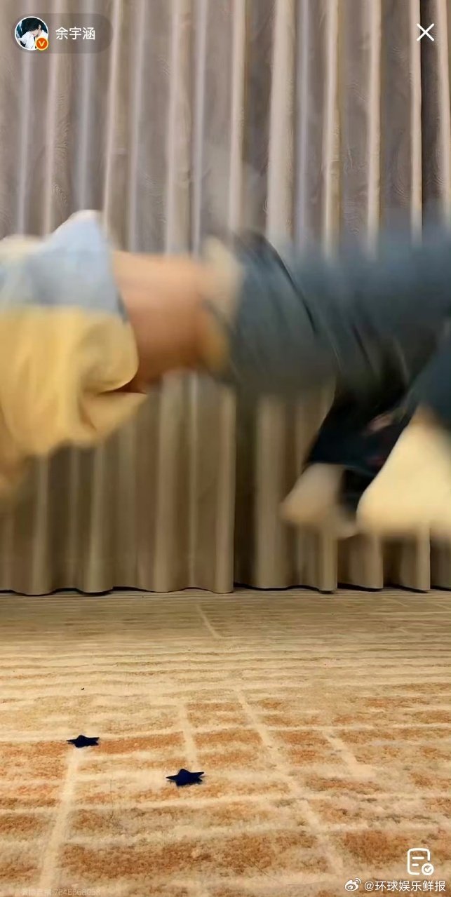 余宇涵在直播间倒立谁出的馊主意让余宇涵倒立？现在好了，直播间秒变杂技现场，孩子翻