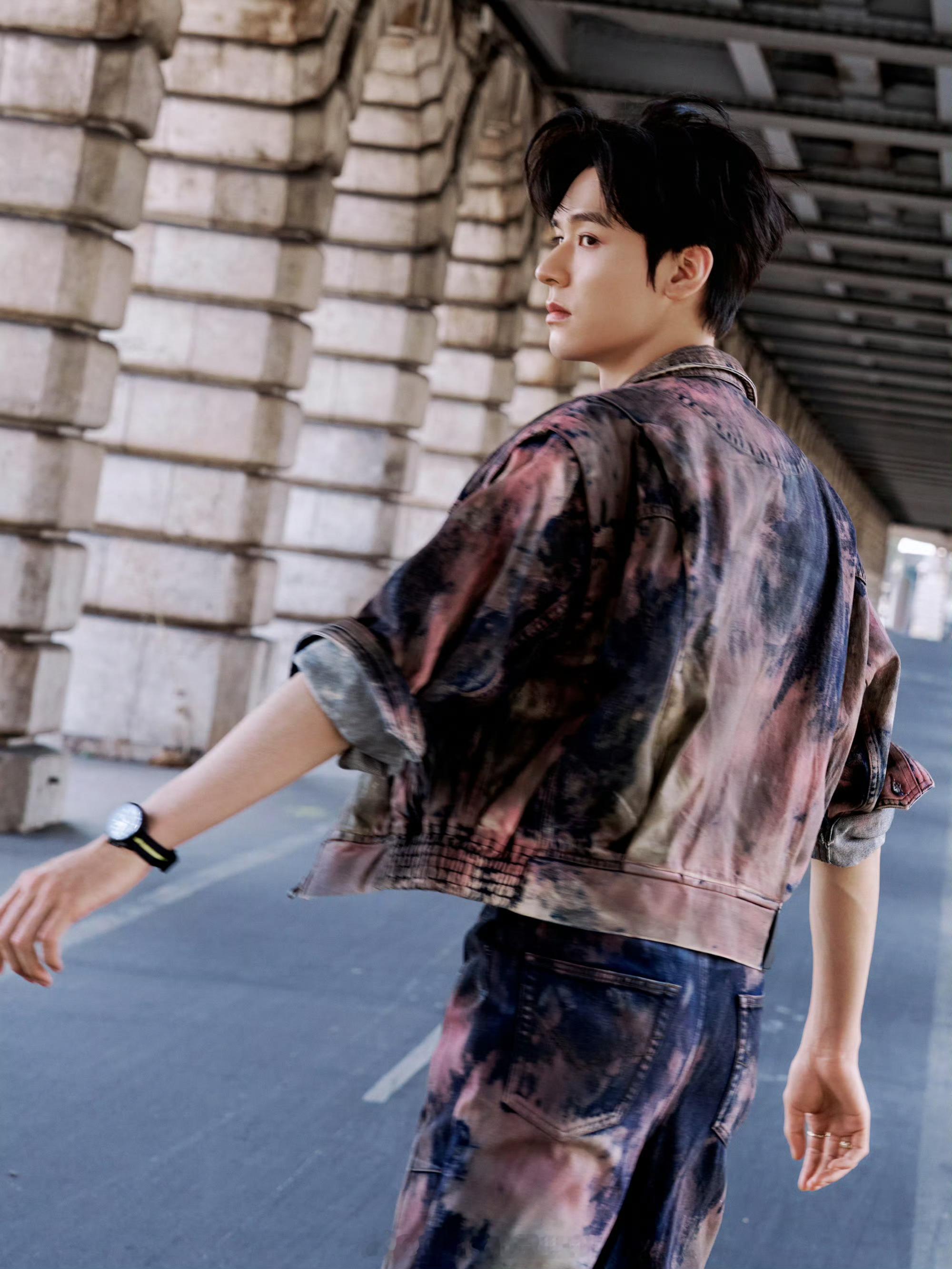 龚俊┊释出一组巴黎街头大片，身穿迷彩牛仔套装，完美融入巴黎的浪漫之中~ 龚俊穿的
