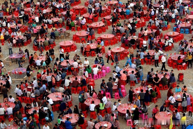 农村酒席随礼,你们那里随多少钱? 农村酒席随礼这事儿可太有讲究了。在我老家，随礼