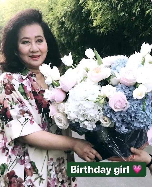 同样是手捧鲜花，他信前妻拿花的画面比他信拿花的画面好看多了，难怪女人会被比喻成花