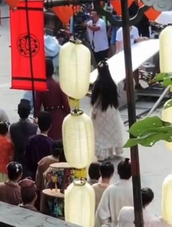 人群中也能一眼锁定你的背影 