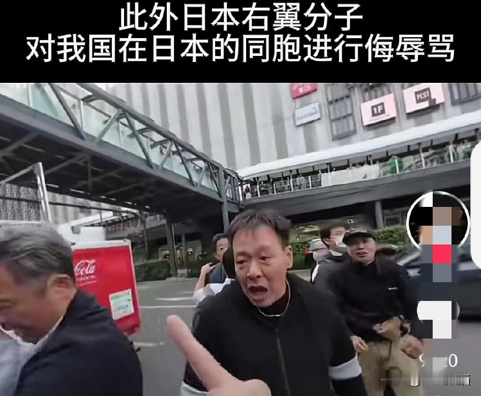 发现了一个奇怪的现象
在这紧张的时刻，大批的中国人排着长队坐飞机要返回国内，但是