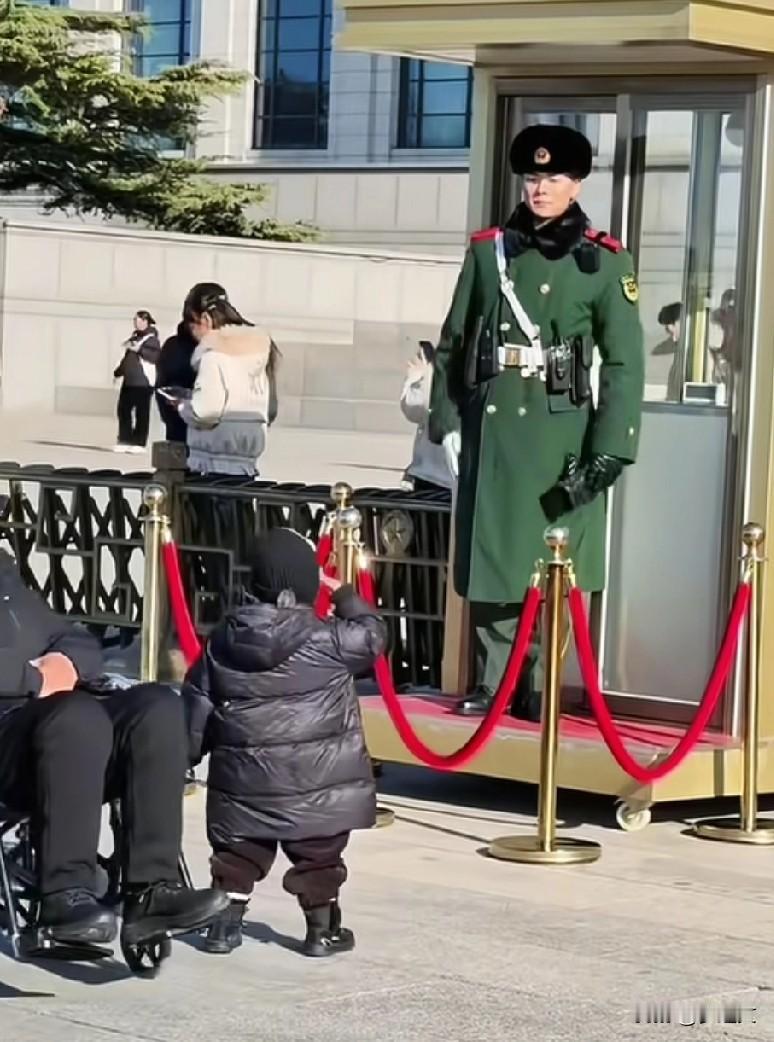 这个宝宝那么小真是太棒了，看到穿军装的叔叔来了一个敬礼，这位站岗人员摘了手套马上