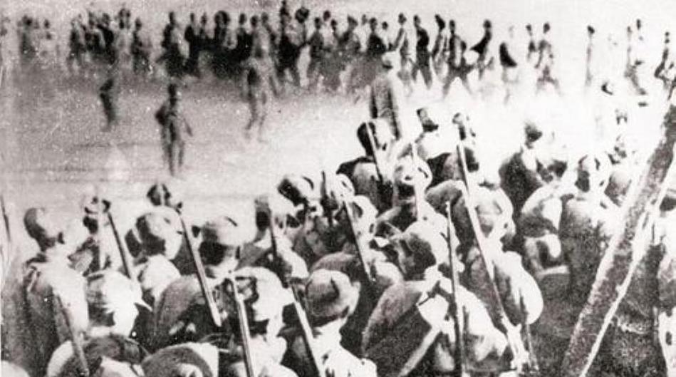 1948年，特务头子叶秀峰坐着防弹车来到韩练成家，对他说：“有人说你是共党，鲁南