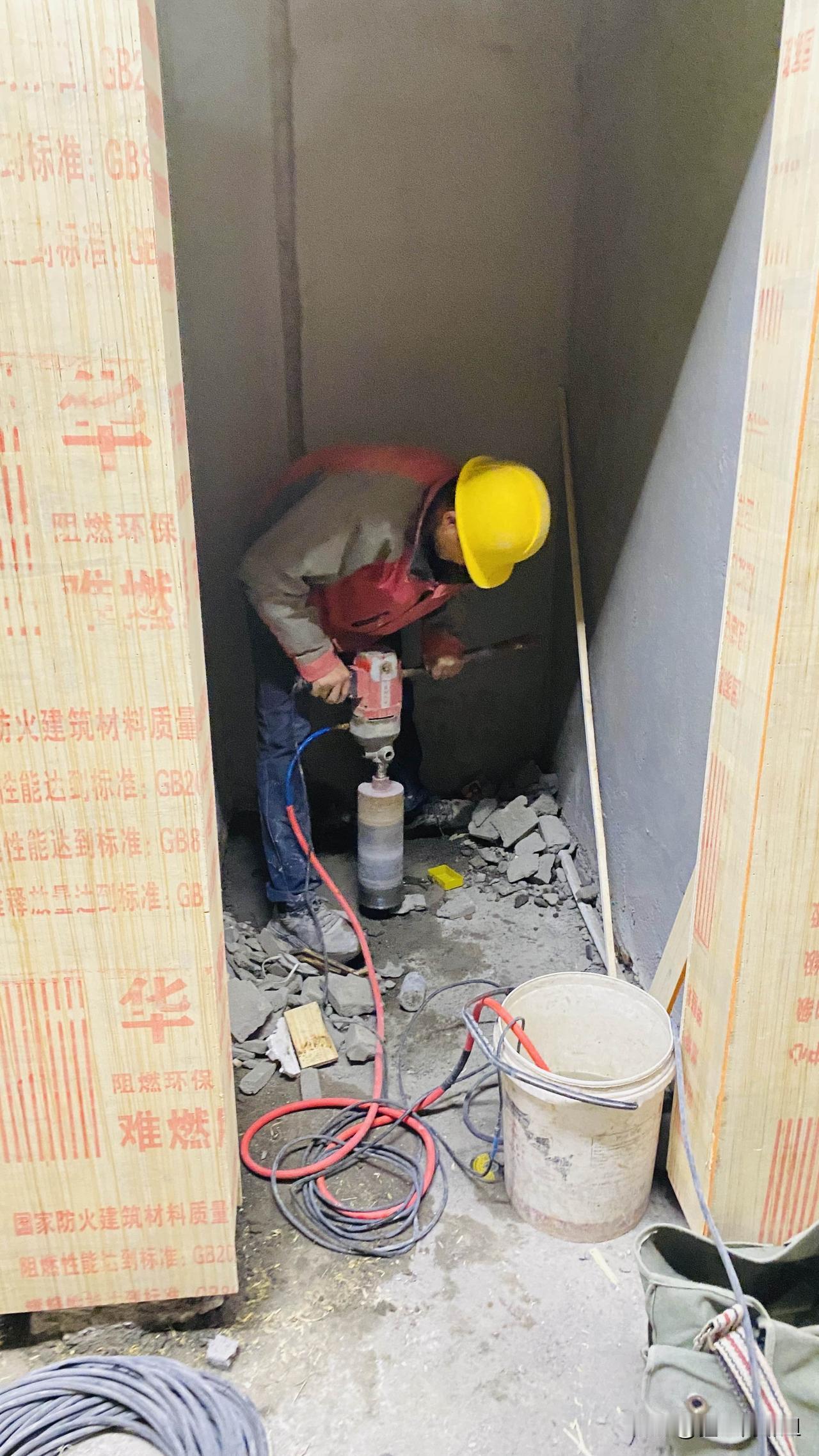 今天工地叫来了一个打洞的甘肃小伙。

一点左右来的，我们一点半休息，中间一个小时