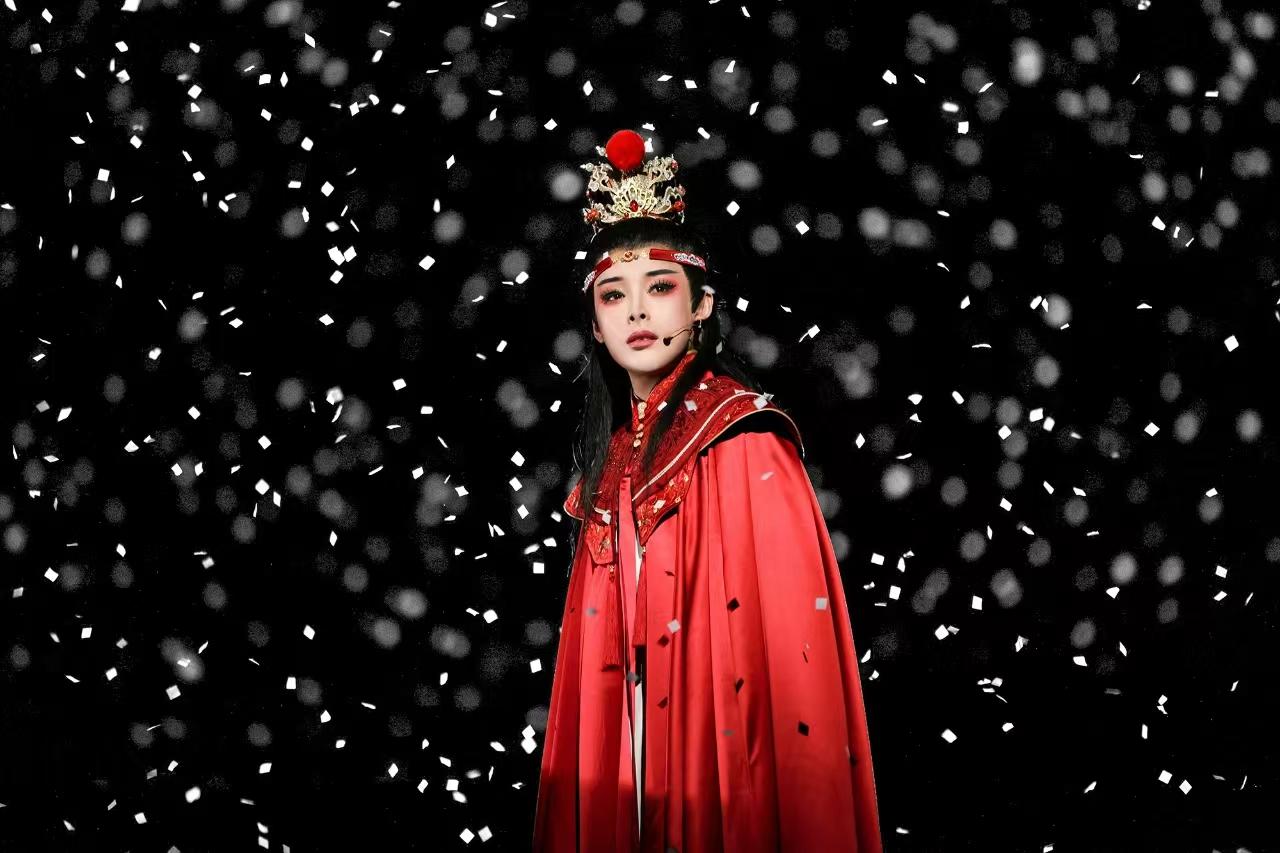 【陈丽君越剧话剧总票房破亿】
如果是电影，不算什么，但如果是戏曲呢？
陈丽君仅仅