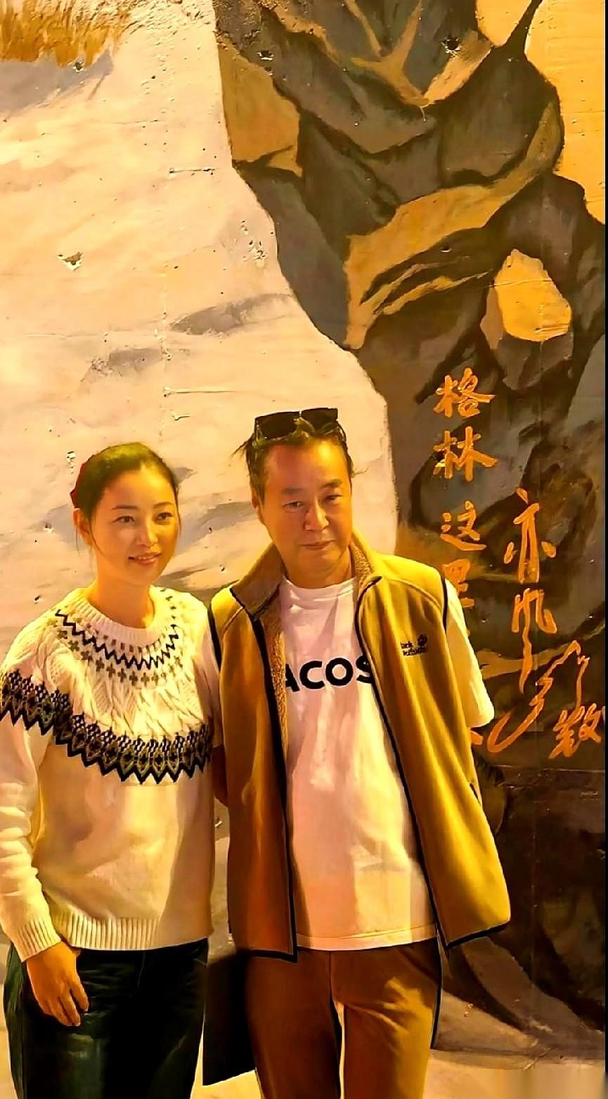 谁能想到，那个曾经在若尔盖草原把孤狼养大的李微漪，在16年后又回到了人群里。
4