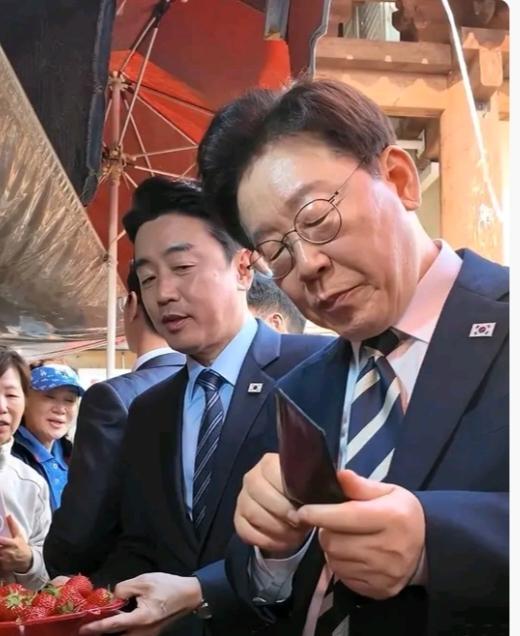 李在明有点尴尬，首尔竞选市长居然败给了国民力量党，而且是以0.6%的微弱劣势输给