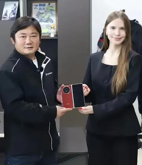 张雪只是提了一嘴，荣耀团队亲自登门，新机安排到位。金发美女工作人员专程飞来，排面