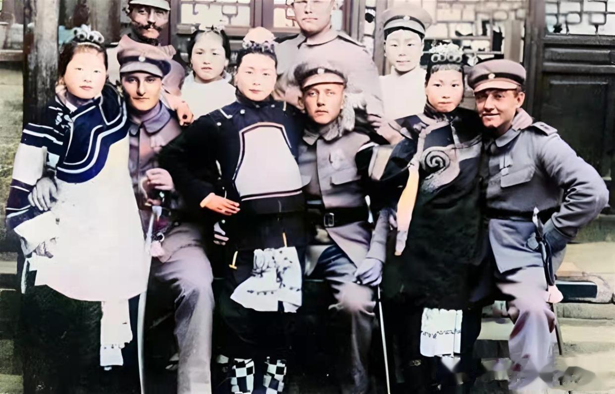 这就是“商女不知亡国恨”的真实写照吧！1900年，八国联军士兵和5名青楼女子的合