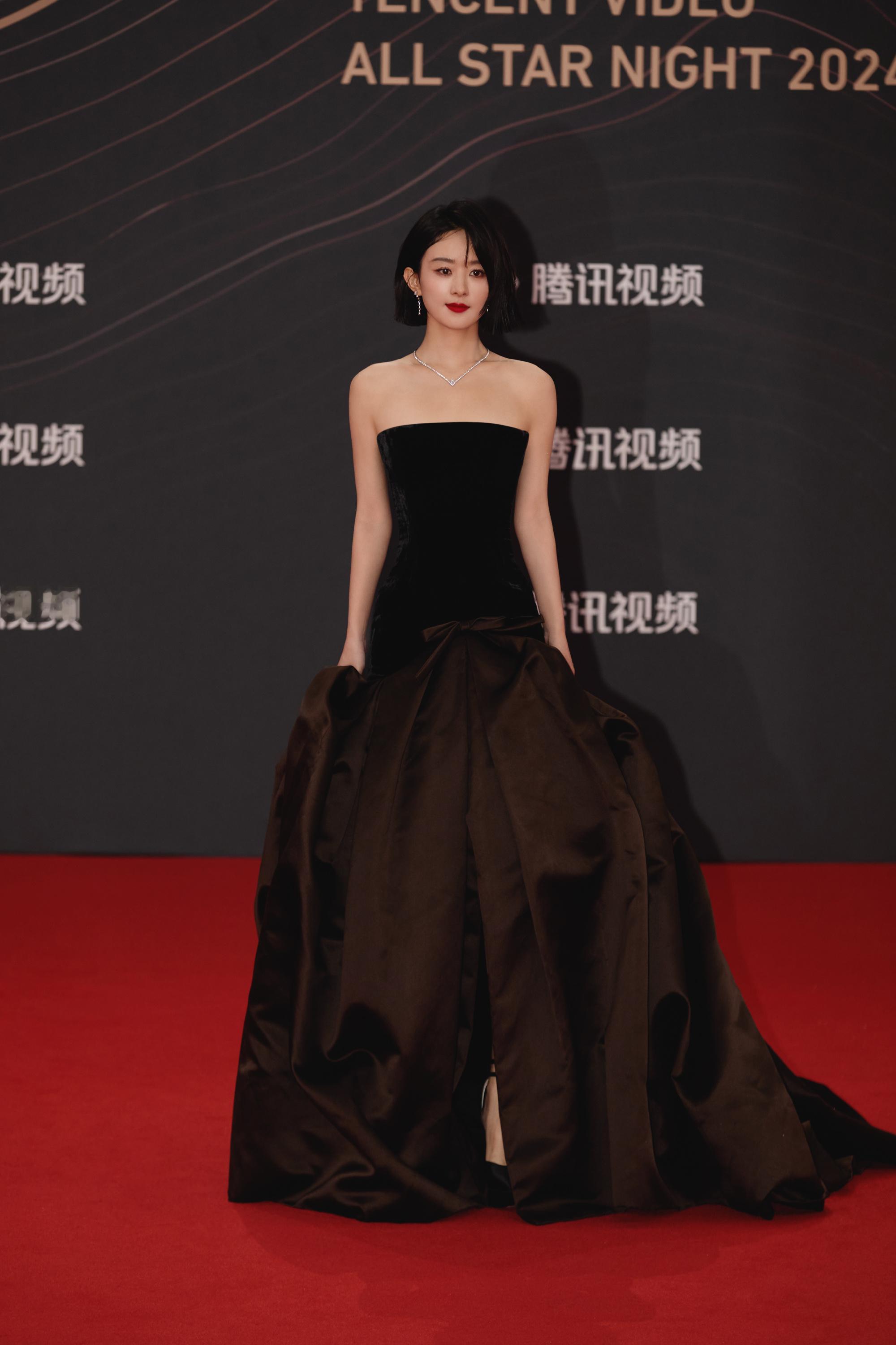赵丽颖 我点头只是被自己美到了  颖宝太可爱了吧，被自己美到点头 