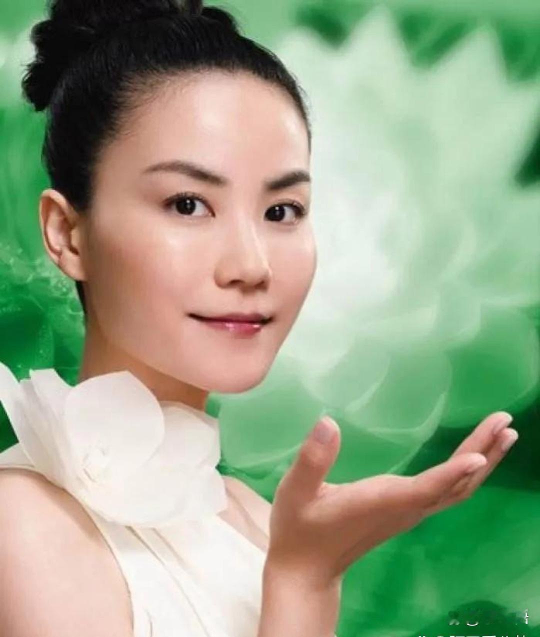 王菲风情又惊艳，独特的魅力很难被超越，氛围感直接封神。 