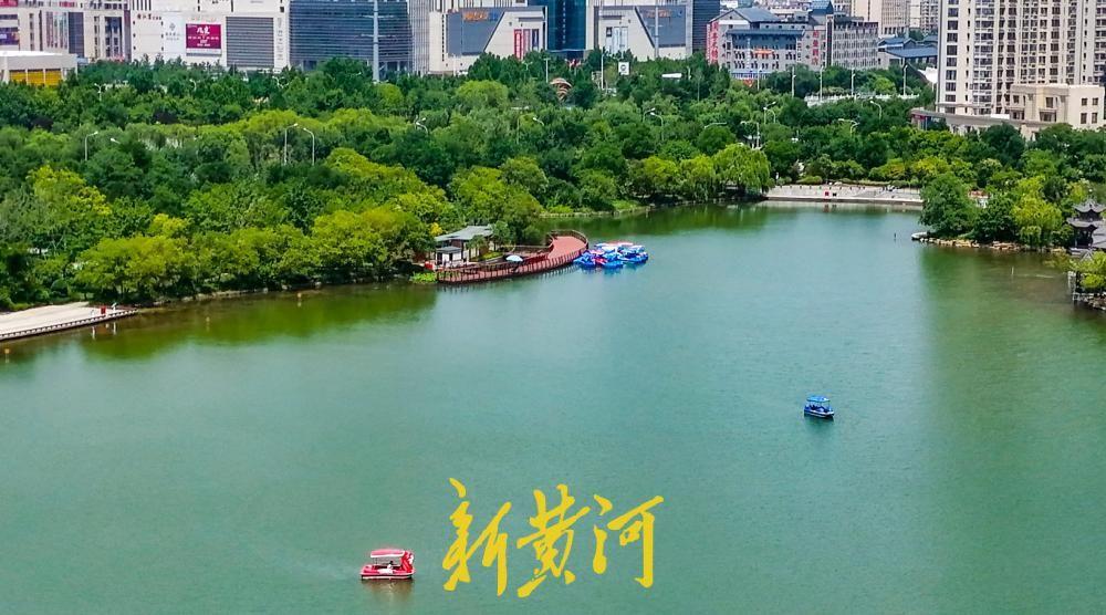 6月10日，在济南小清河南侧的云锦湖，湖区水上游乐项目已经正式向市民开放，在湖区