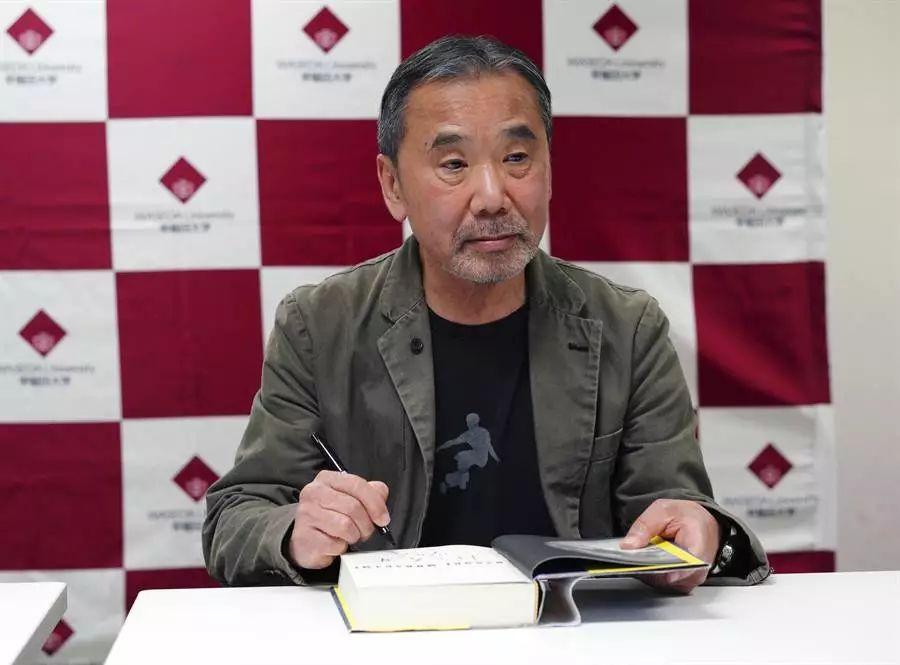 日本作家村上春树曾说：“我父亲是侵华日军，我从不吃中国菜，因为我不配，我也不生小