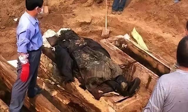 1966年，北京发现了大太监李莲英的墓。当专家打开棺椁时想要移开李莲英的尸体时，