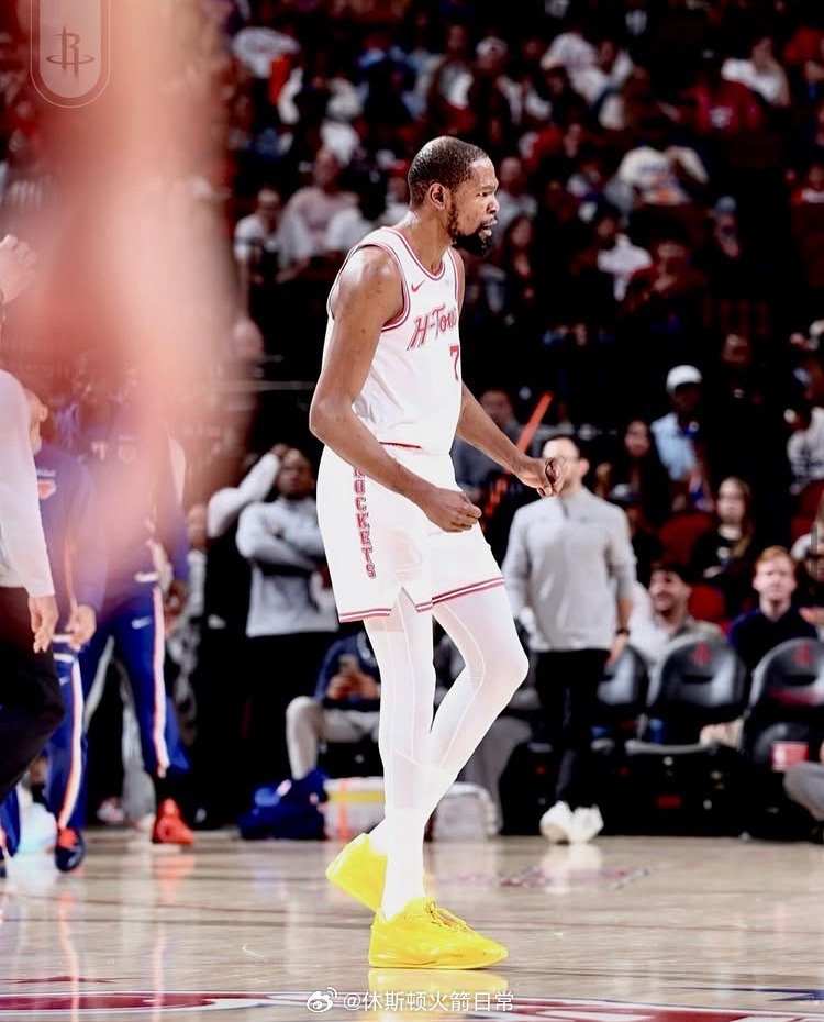 赛季至今，杜兰特出战73场比赛，场均登场36.4分钟，能够得到25.8分5.4板