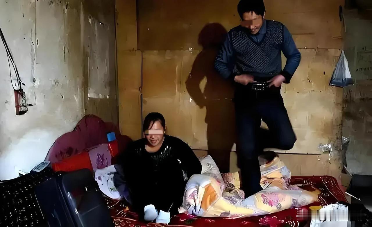 甘肃白银，一男子去邻村与情人约会，不曾想刚刚办完事，情人老公突然回家。男子急忙夺