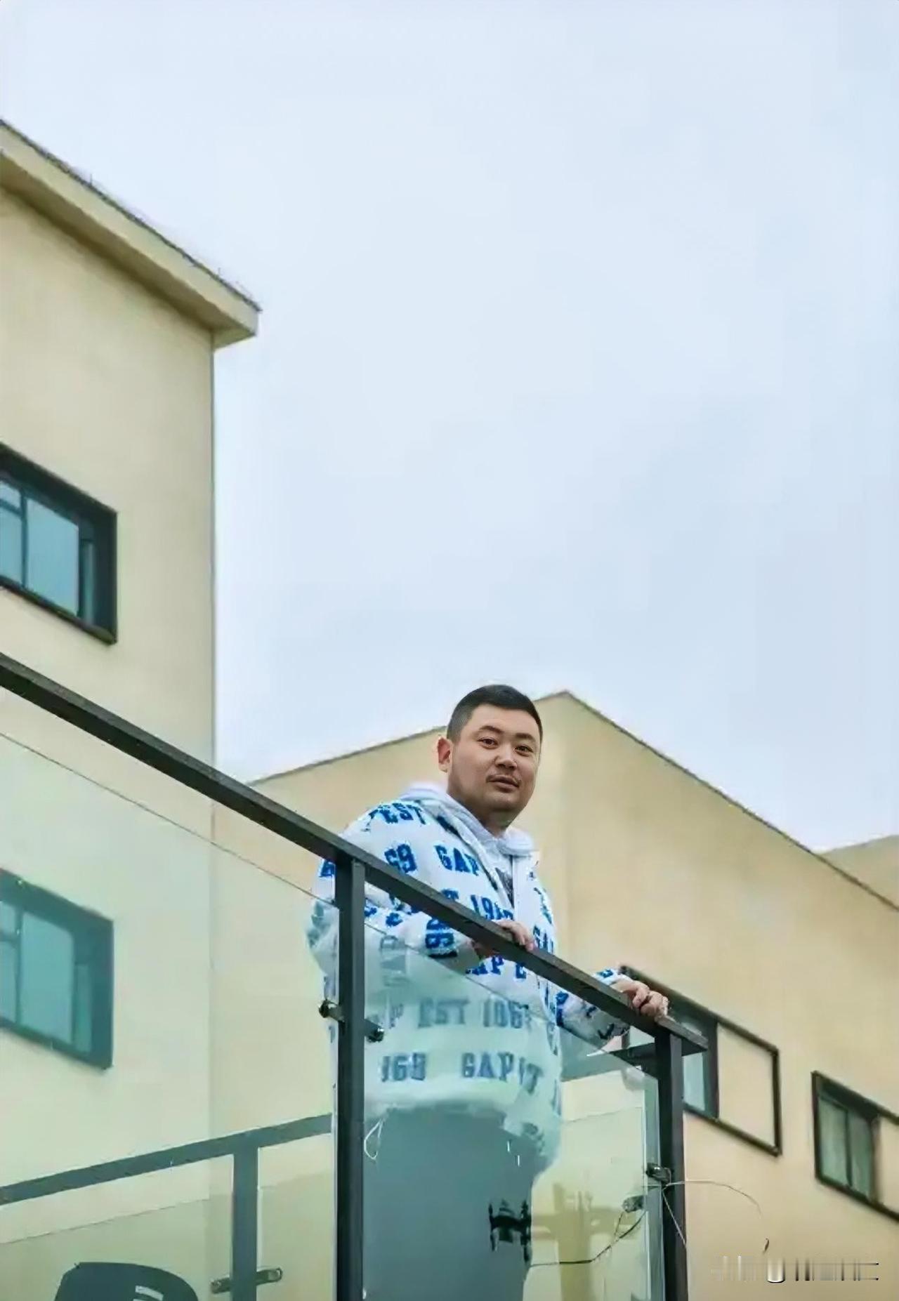 贾冰公开喊话拍摄者：吃饭喝酒的哥几个，以后还能坐一桌不？贾冰
贾冰公开喊话同席偷