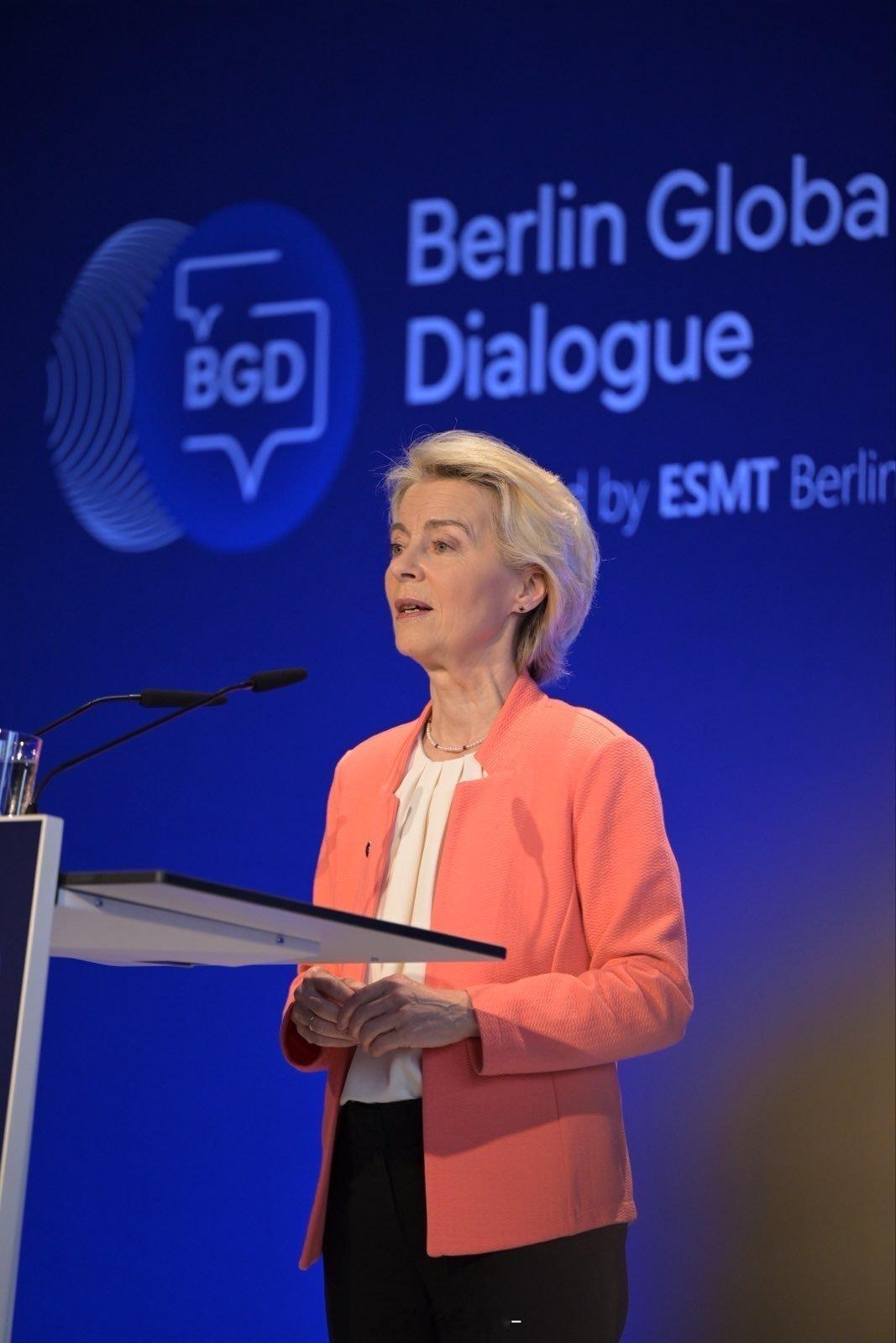 欧盟主席气急败坏竟威胁中国冯德莱恩在2025年10月25日柏林全球对话会议上，针