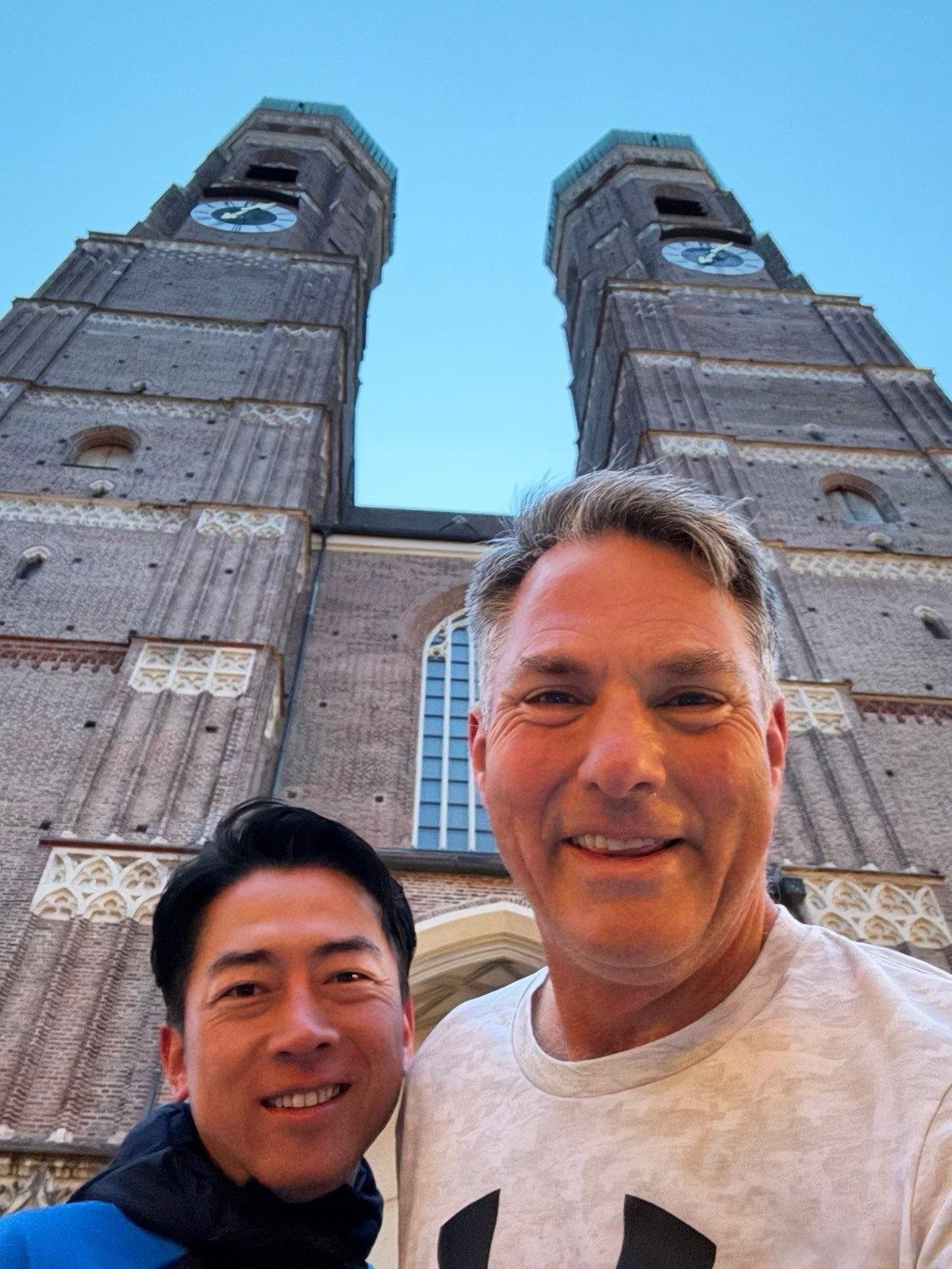 O里O气的小泉进次郎，小鸟依人的靠在副总理马尔斯身边的合影，比蜜月期还甜。
小泉