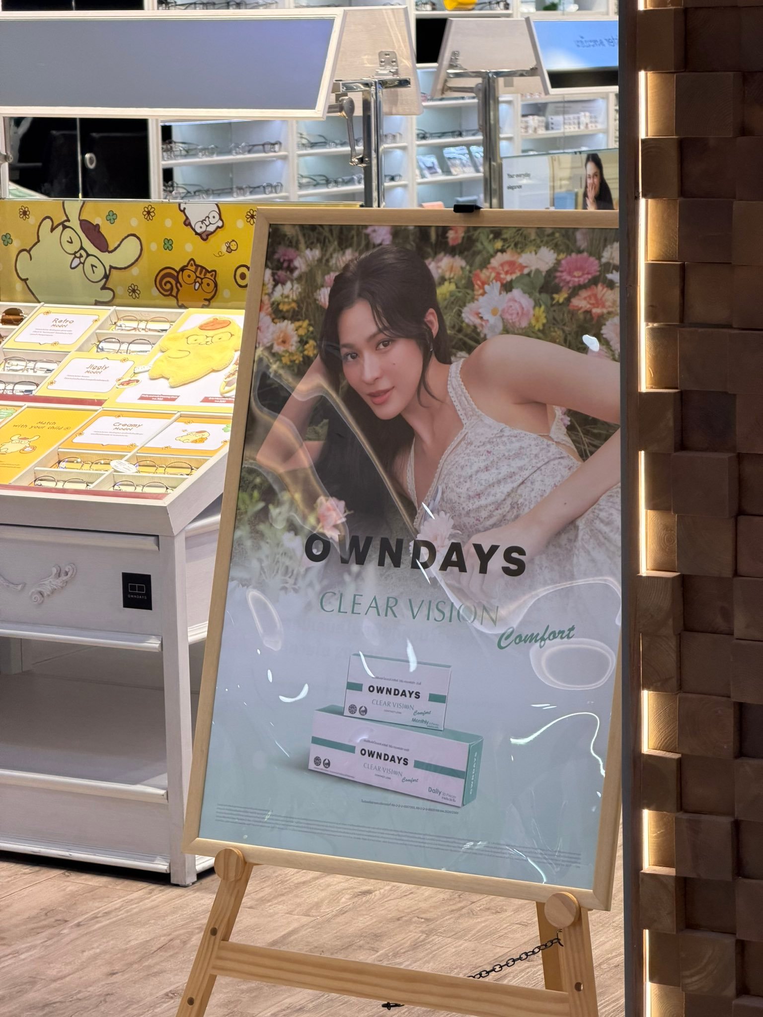 OWNDAYS线下门店的邝玲玲，新代言人好养眼邝玲玲