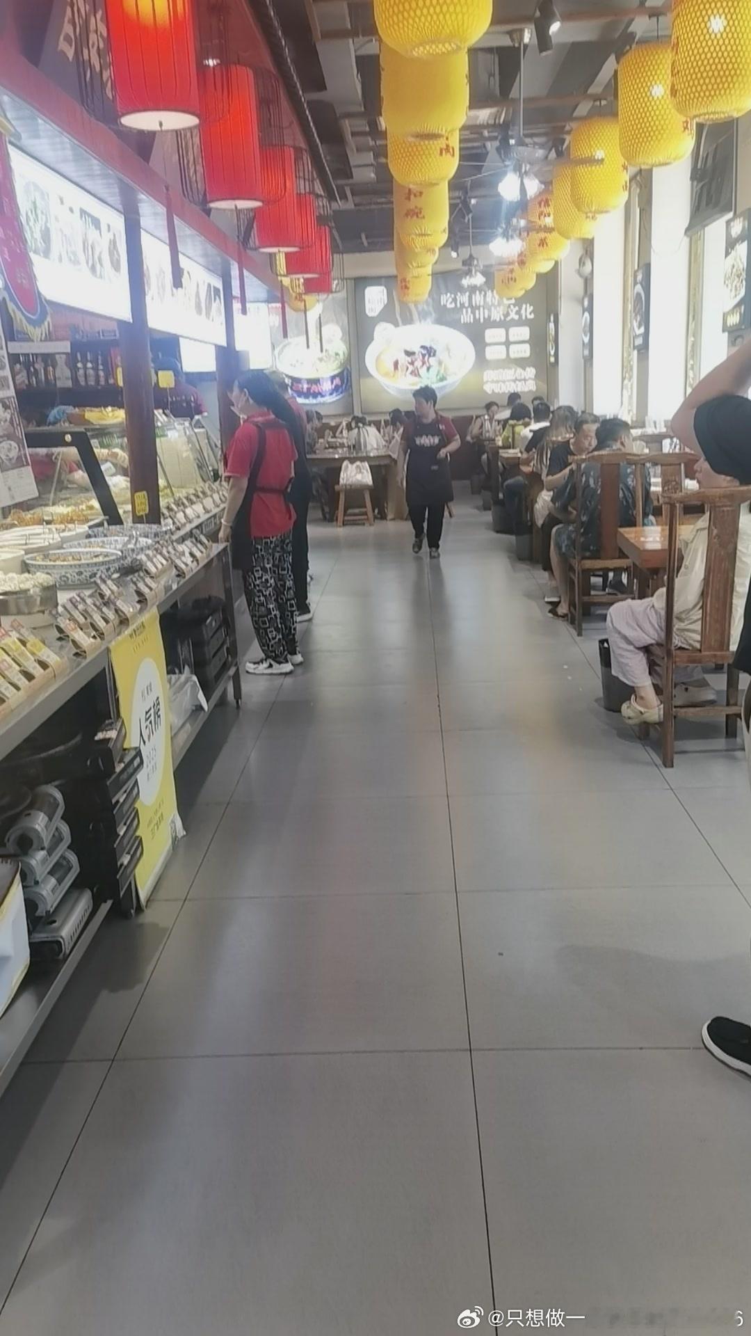 郑州这天要热炸呀。饭店的后厨更热。 