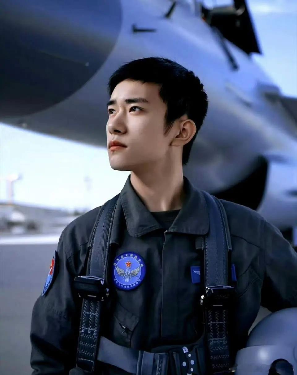 八一建军节易烊千玺献唱空军战歌《莫等闲》 ​​​