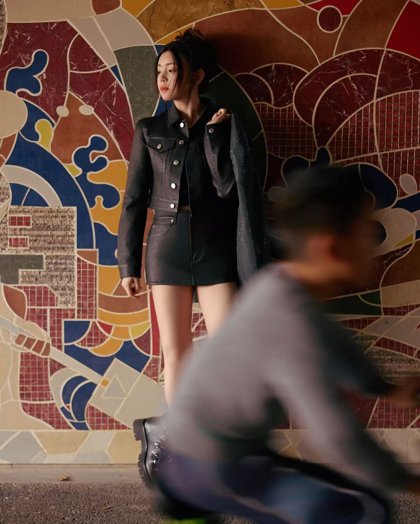 甜心面容驾驭暗黑风竟如此惊艳！All Black短套装勾勒完美比例，梨涡浅笑间飒