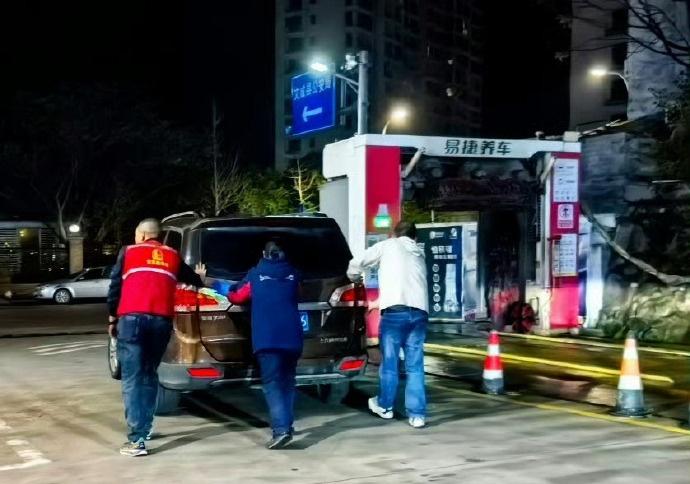 【温情一推，守护出行平安】3月21日夜间，浙江温州石油文成排门加能站内，一辆汽车