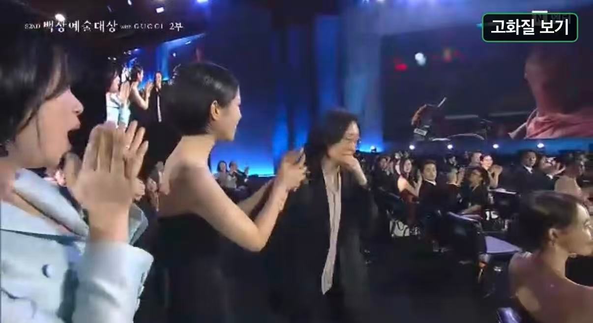 世界的主人百想最佳导演尹佳恩获百想最佳导演 恭喜！ 