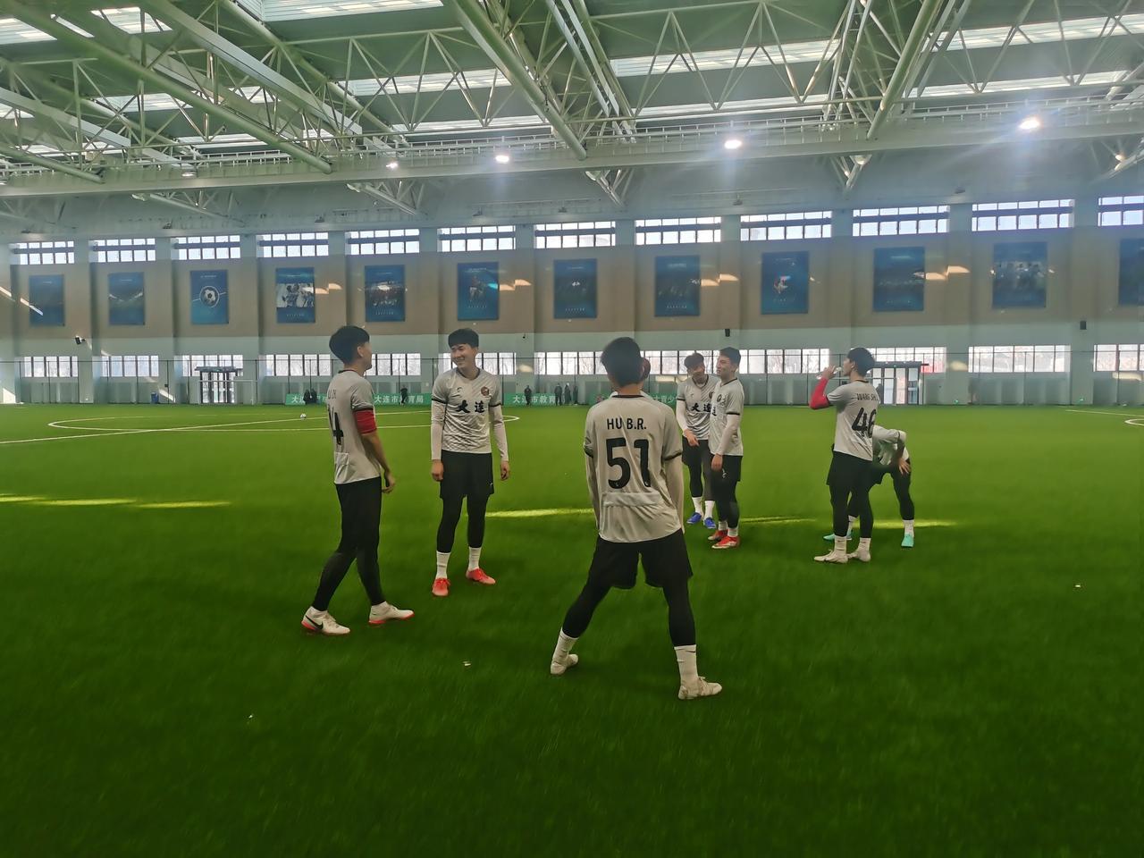 热身赛，大连智行暂时四比零领先大连人U19，王圣博和试训的吕焯毅双双梅开二度。