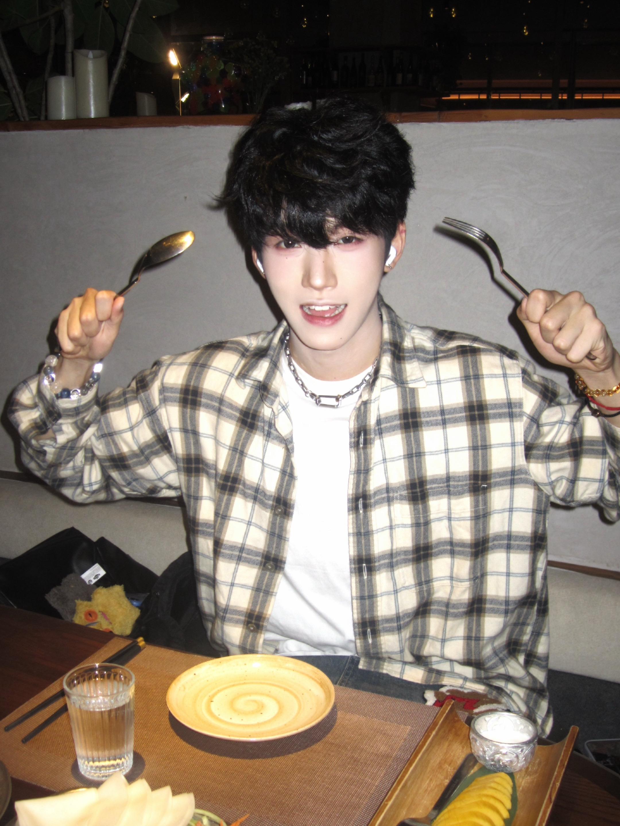 说永远太远了 明天陪我去吃饭吧