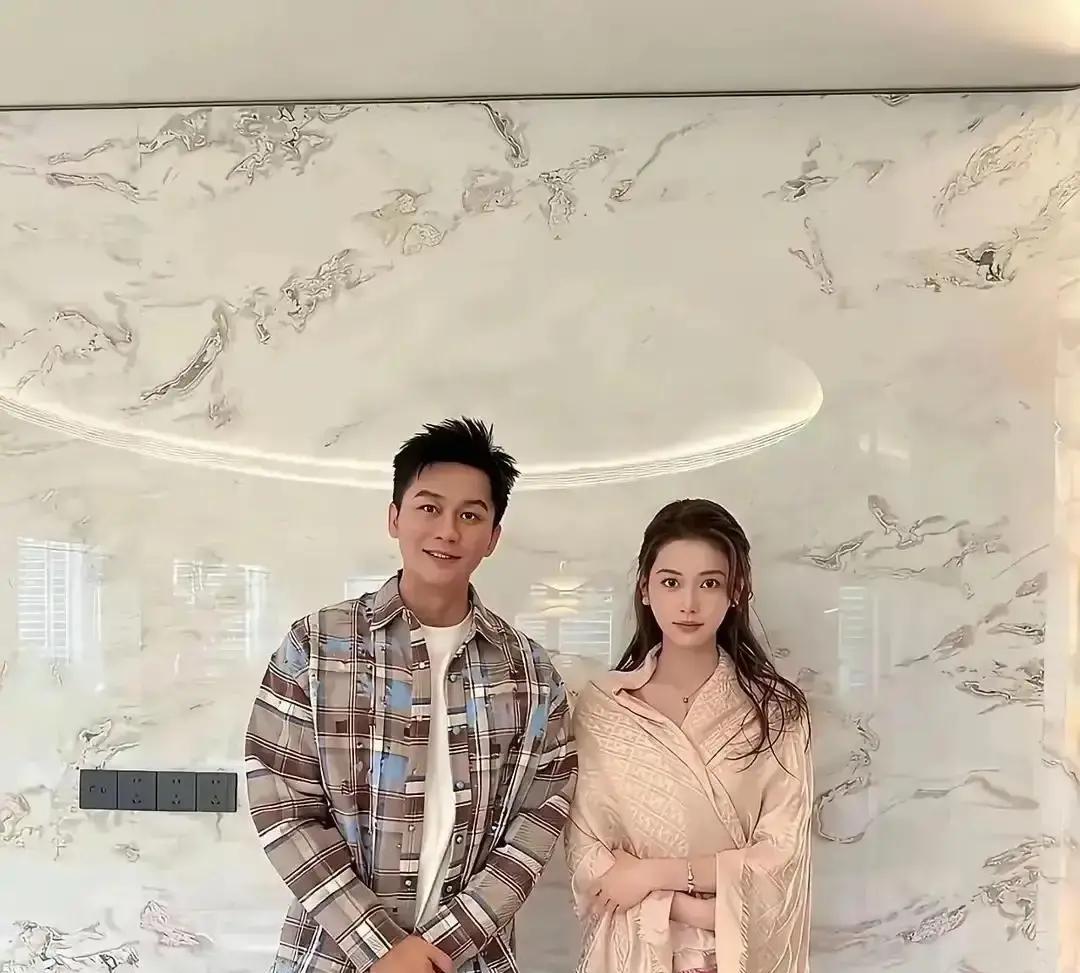 2017年《奔跑吧》的后台，我亲眼见过导演组拿着大喇叭喊话，要求李晨和杨颖站开点