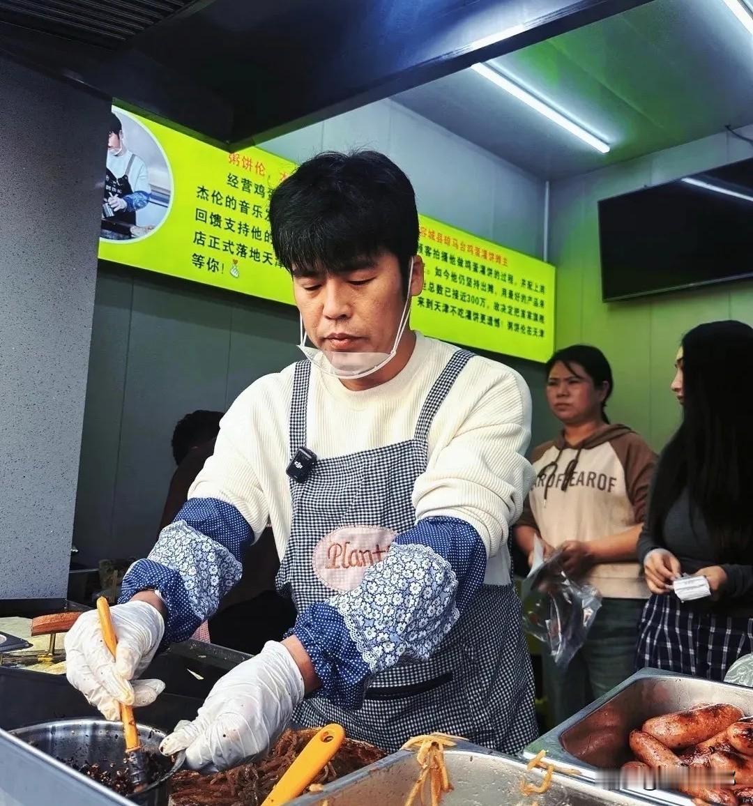 黑心房东干垮实体经济！网红周饼伦房租从13万涨到到20万，被迫关店。

这次，我