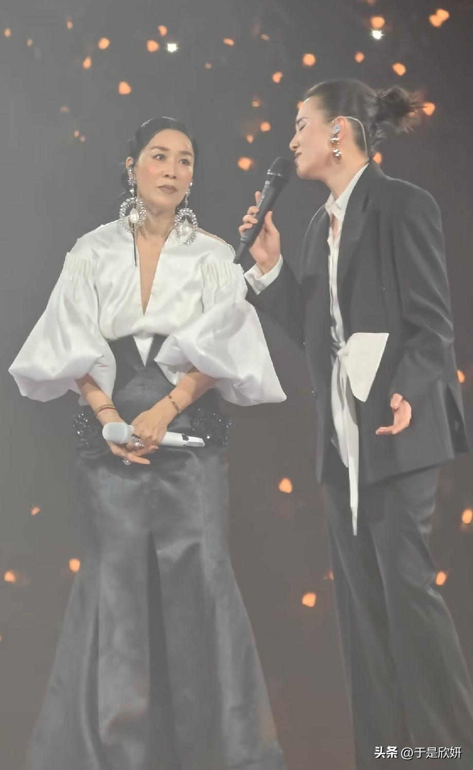 那英南京演唱会惊喜联动，宋佳登台合唱，跨界舞台氛围感拉满
 
那英南京演唱会现场
