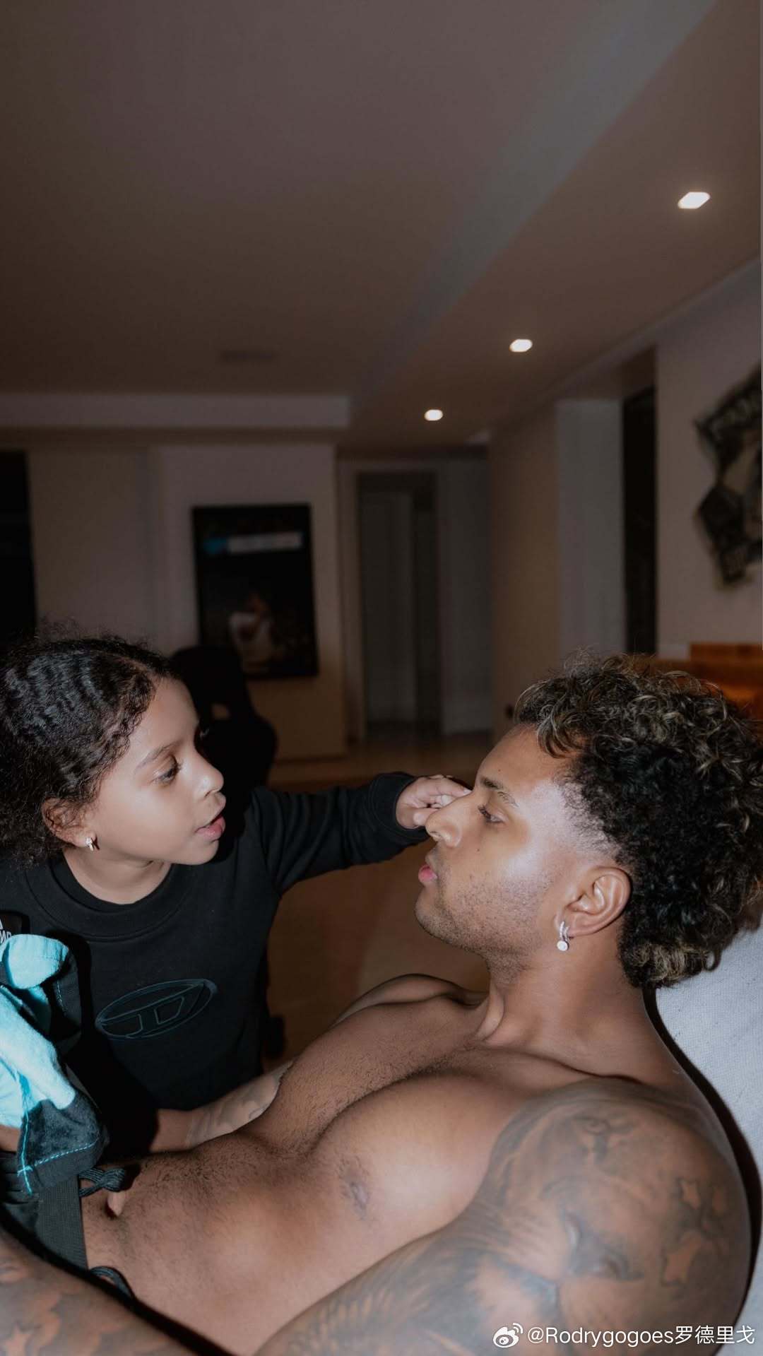 康复中的罗德里戈与家人在一起皇马vs马竞西甲