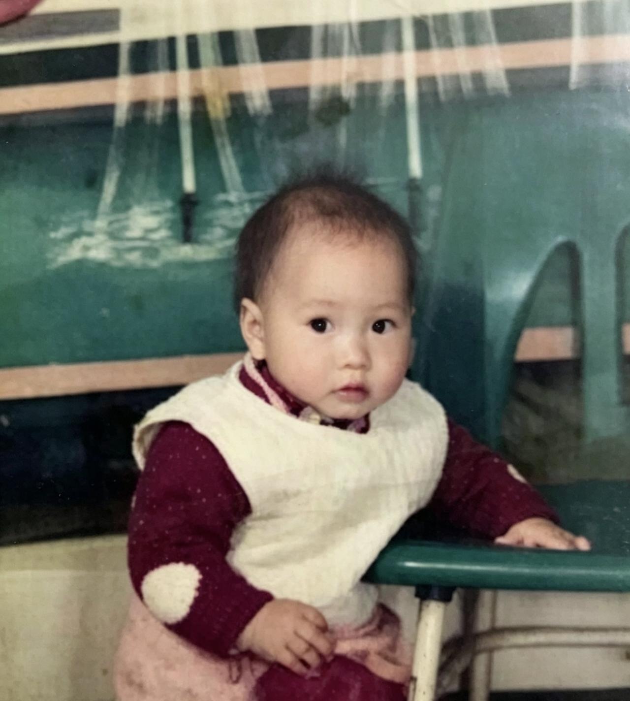 父母带着蔡金华和四个月大的女儿在惠州市水北市场附近租房住，父亲每天骑单车出去收废