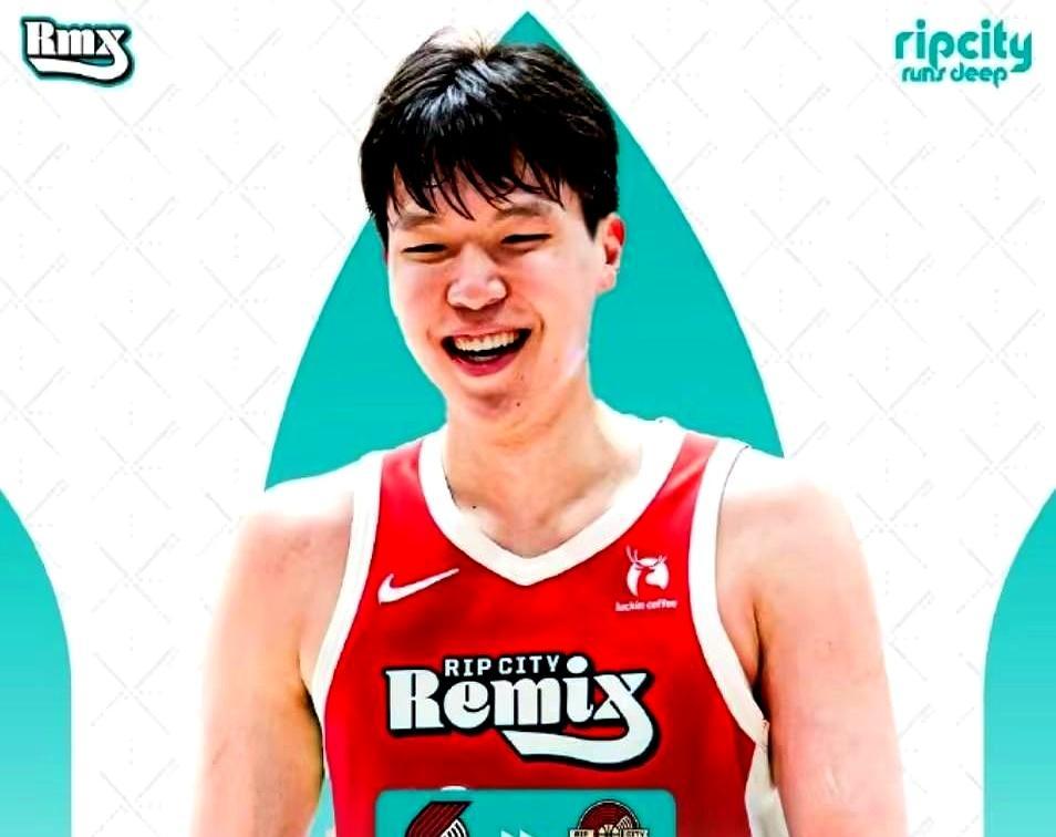 19分背后只睡3小时
 
杨瀚森凌晨三点落地波特兰，早上七点又被闹钟拽起来。马丁