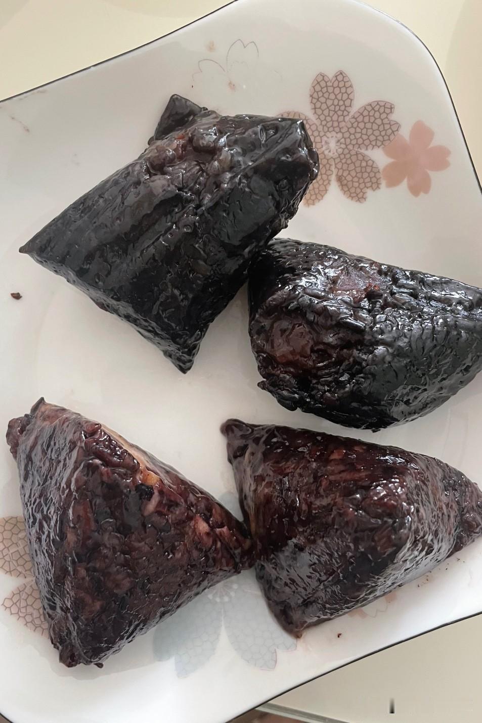 这黑不溜秋的粽子看起来不好看，但价格不菲，吃起来也没多好吃，和普通粽子相比也没有