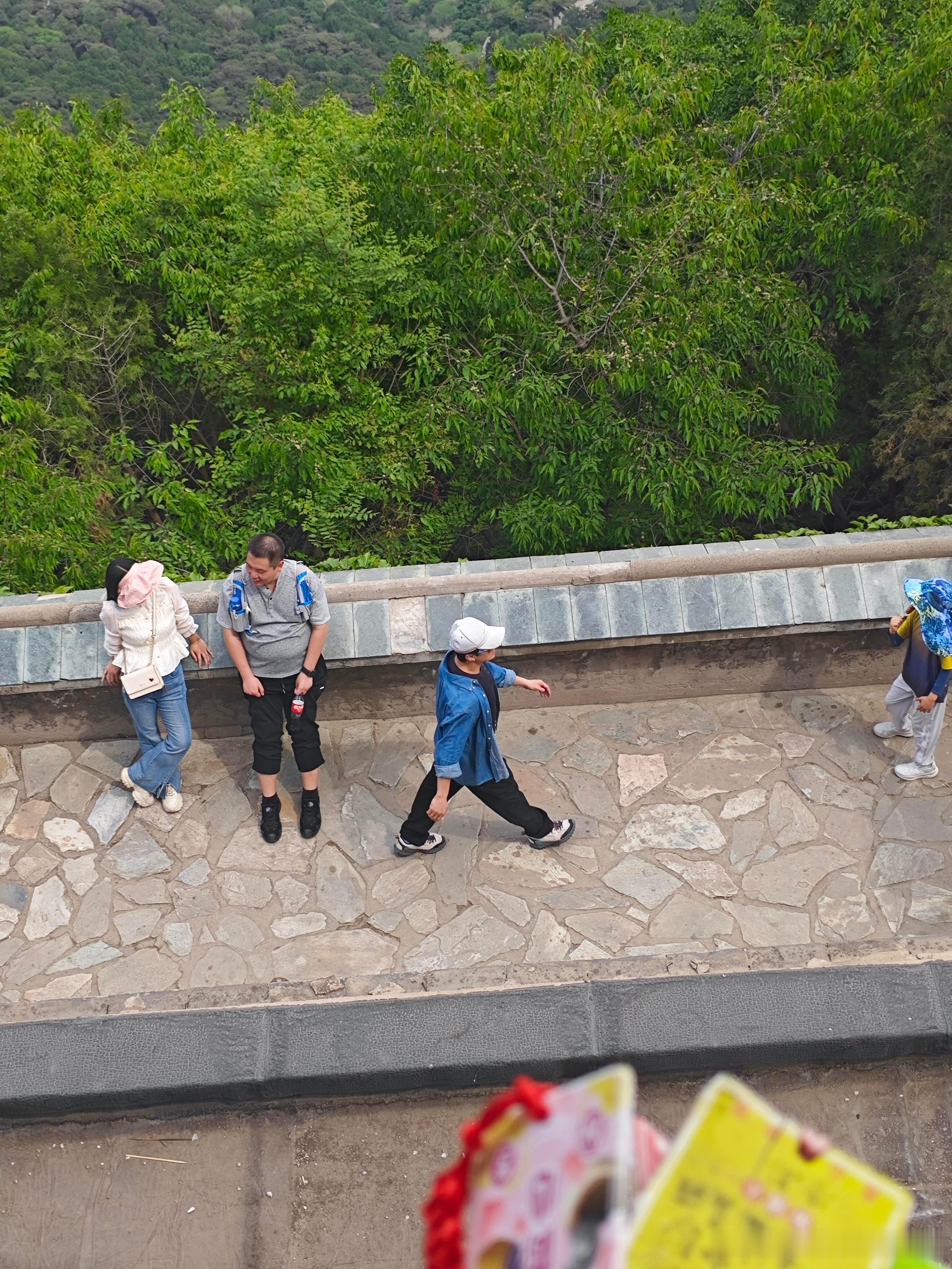 吴京谢楠一家四口爬香山吴京谢楠大儿子身高 吴京谢楠一家四口爬香山，大儿子吴所谓身