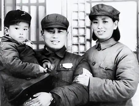1978年，开国中将王近山生命垂危，弥留之际，他使出最后的一点力气，把尚未成年的