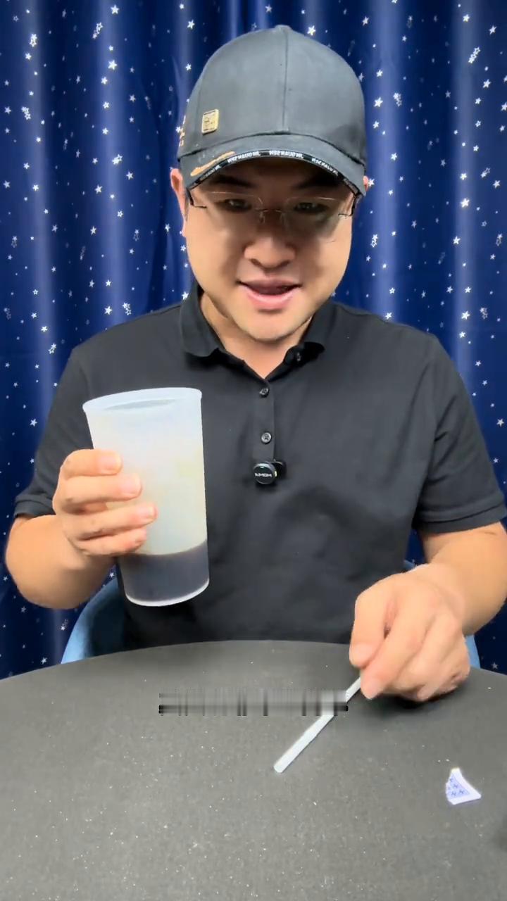 隔壁大哥看傻了，隔空喝饮料你会吗？
大家好，这里有一杯可乐，接下来我会隔空把它喝