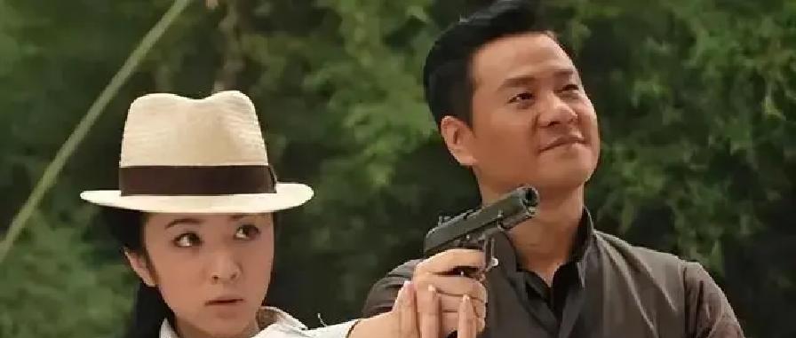 四年前冲进火场救人的那晚，她刚签完离婚协议。
所有人都在等着看这位“过气女演员”