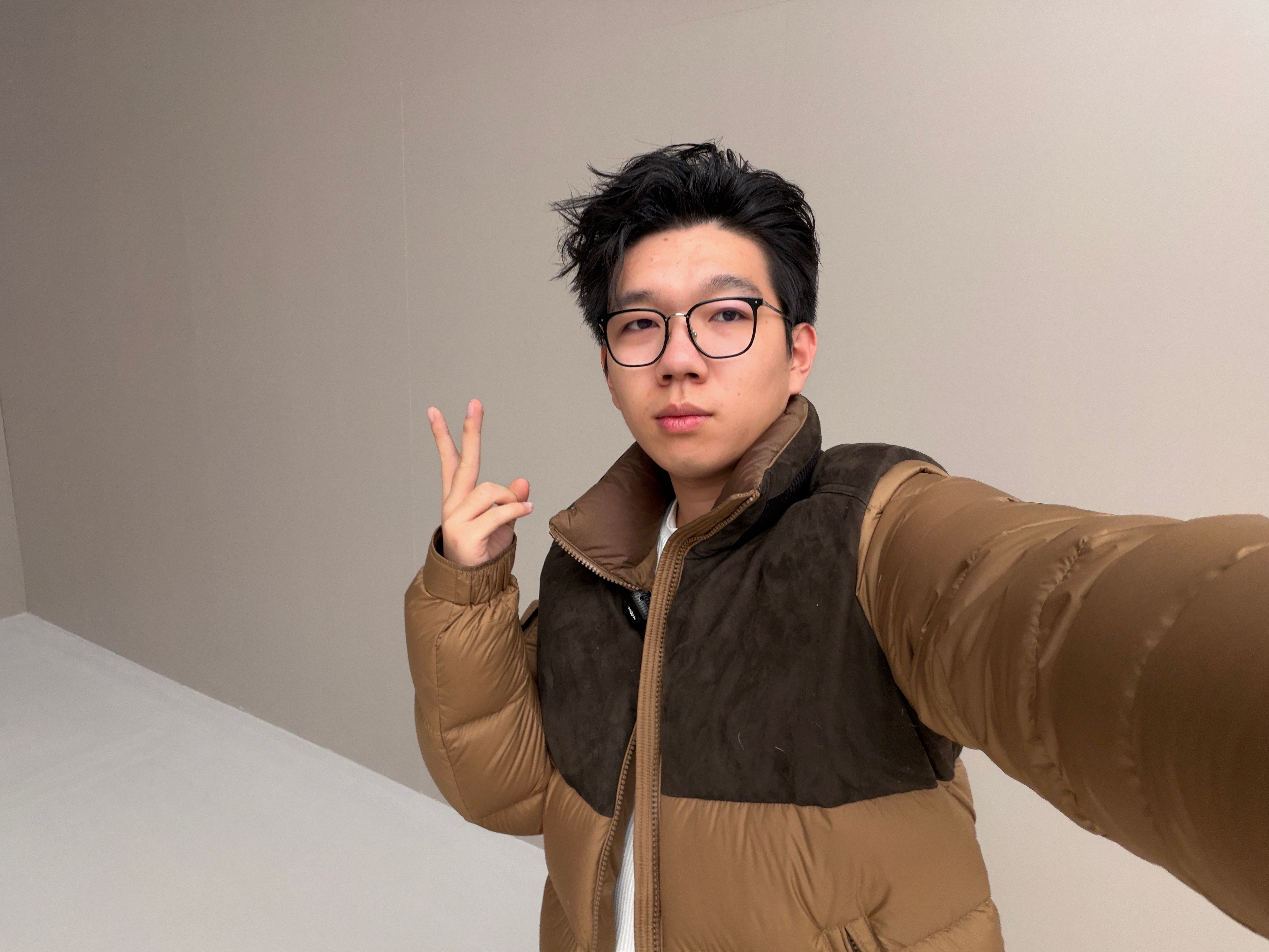 股市血亏，来打工拍摄赚钱了。