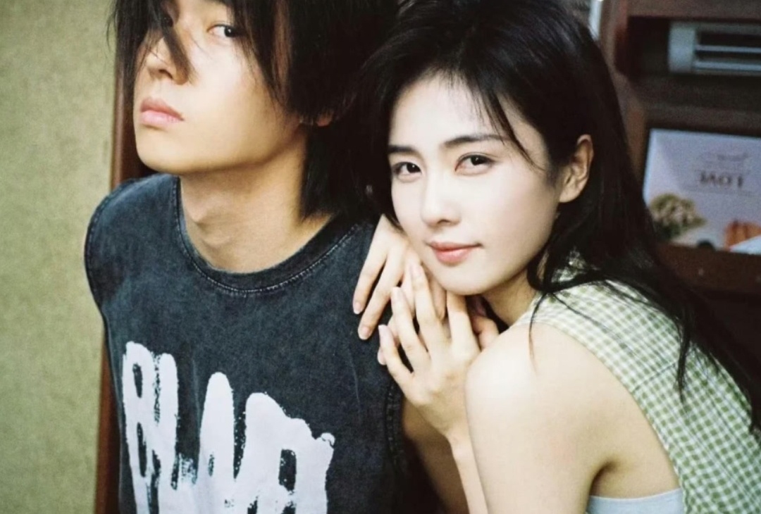 白鹿和翟子路认识七年了吧，从刚出道寂寂无名的小演员，到星光璀璨的大明星。白鹿对待