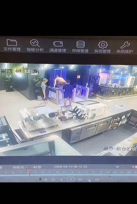 离谱到刷新下限！在中国也敢搞“零元购”？上海一家健身房遭4名外籍男子疯狂糟蹋，他