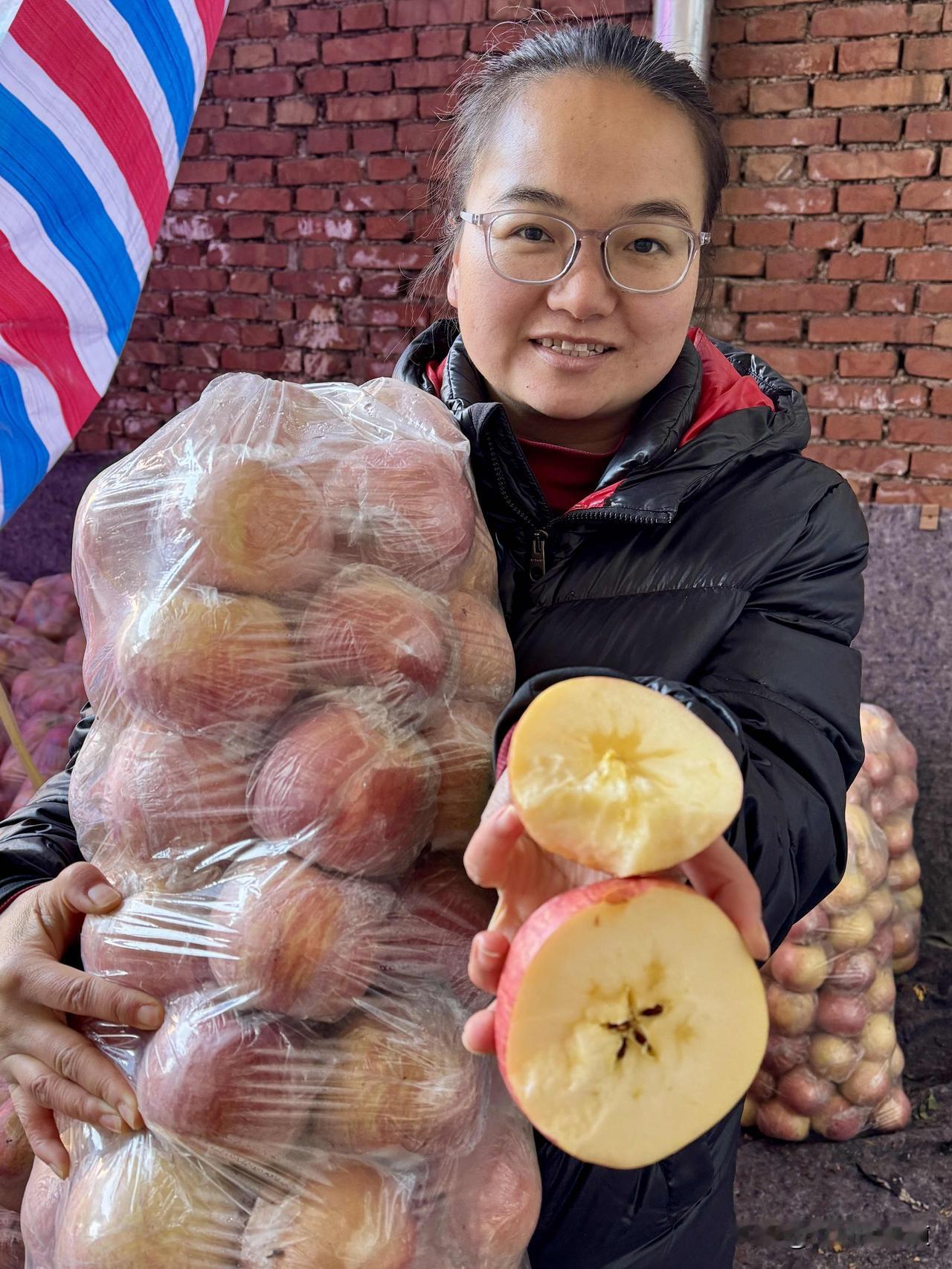 原来还有这么好吃的苹果
苹果果肉是酥脆的，吃到嘴里有要化开的感觉
果肉一点都不硬
