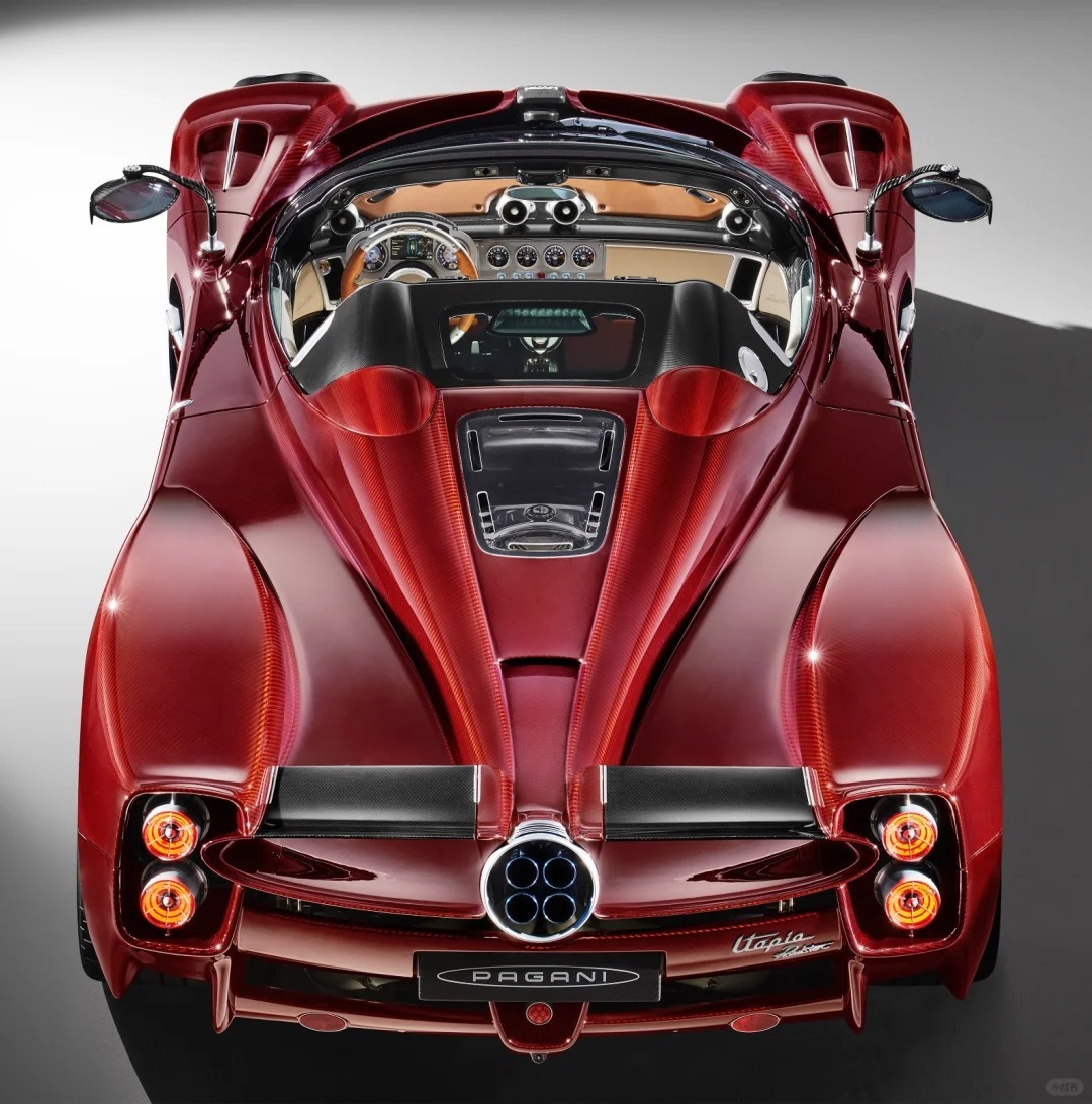 帕加尼Utopia Roadster，红色裸碳外观，如同动物脊背般的流畅线条，原