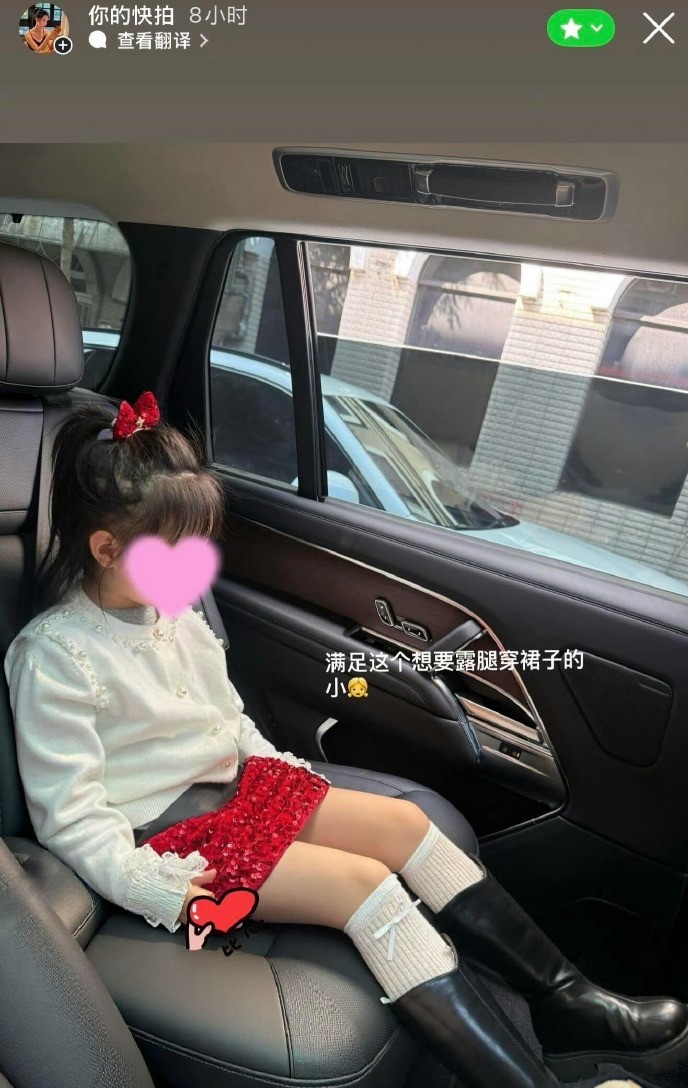 潘玮柏女儿5岁近照 宣云晒与女儿合照，5岁女儿乖巧可爱，潘玮柏小胖手比耶出镜。 