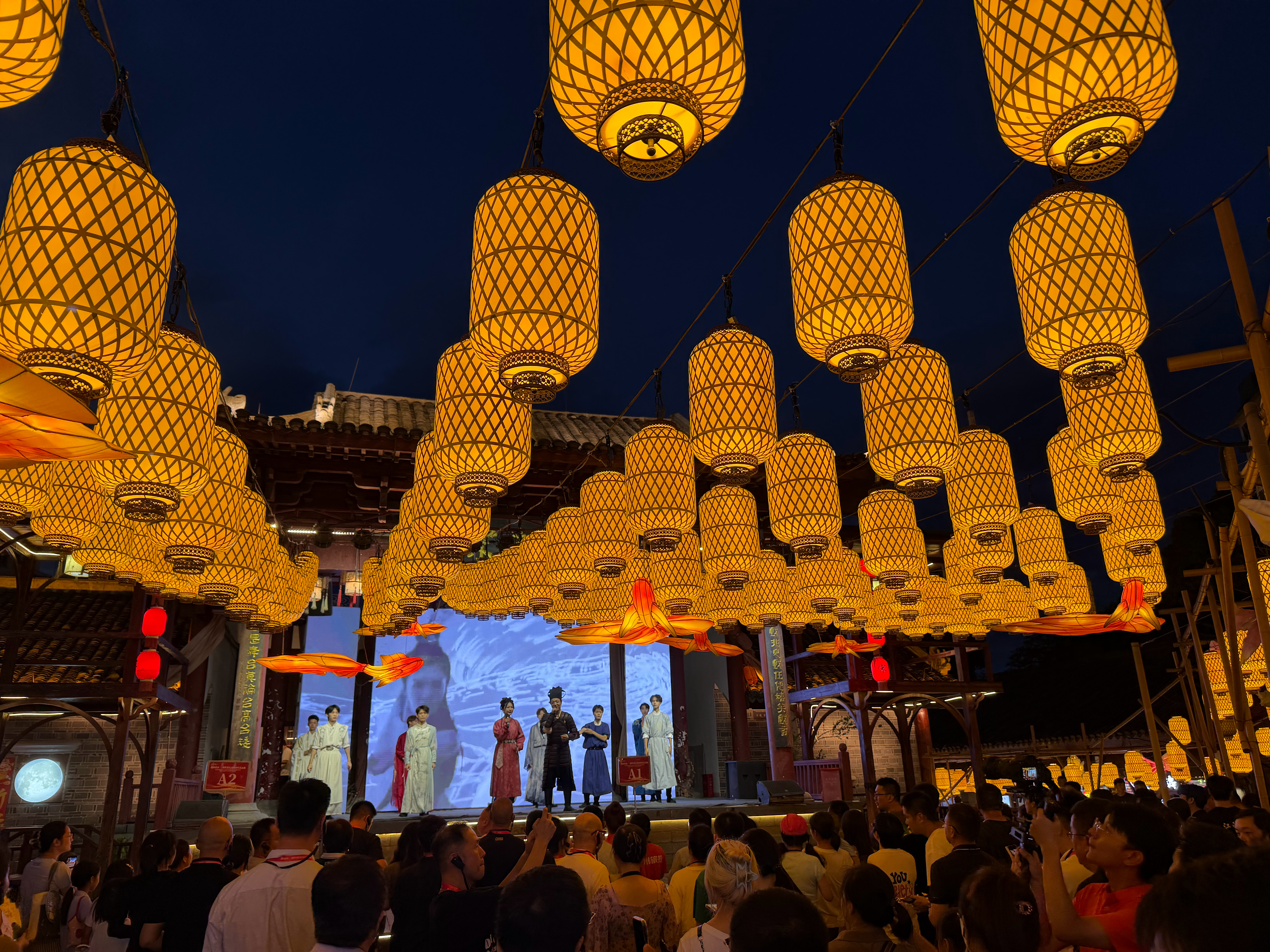 赣州江南宋城，夜游封神大概七点多到，赶上了汉服表演很精彩沉浸式感受宋城古韵与市井